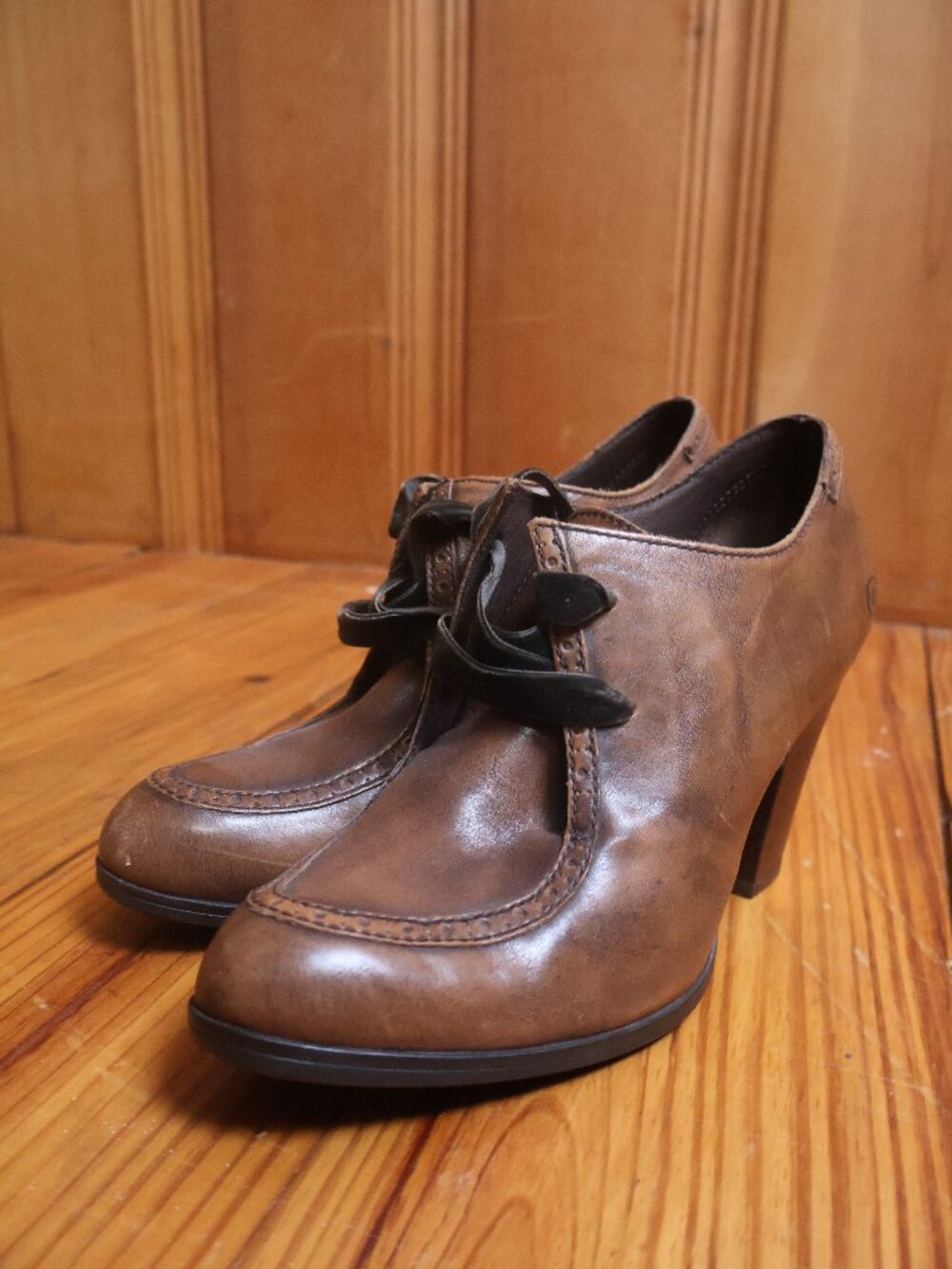 Born "Birdie" Brown Lace up Heels. Leather/Velvet Sz 7.5
